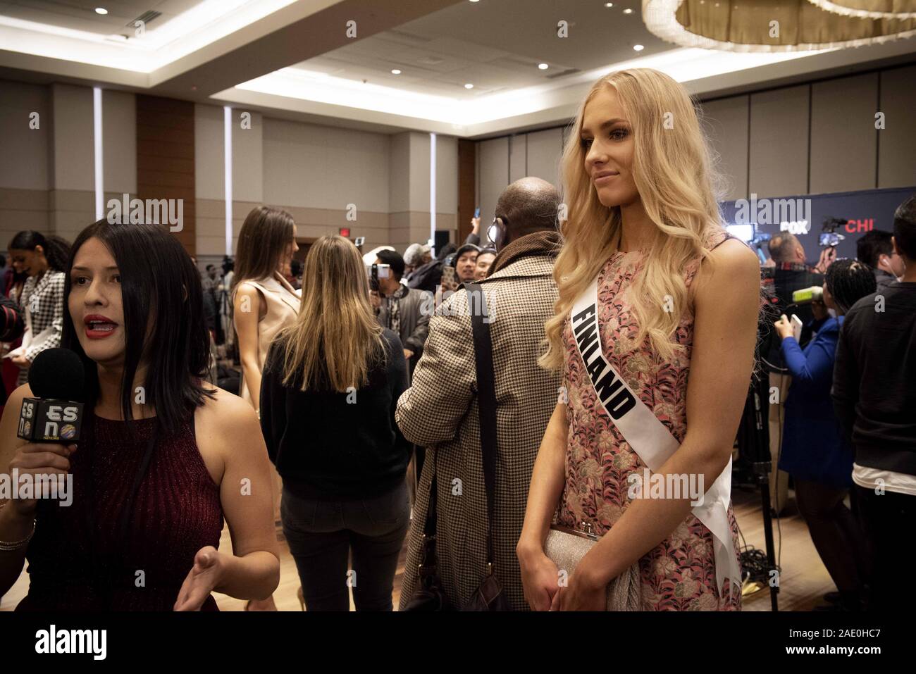 Dezember 5, 2019, Atlanta, GA: Anni HarjunpÅ Å, 23, grüßt Medien am ersten Tag der Vorbereitungen für die Miss Universe Wettbewerb. Sie hadnÃt eingegeben werden, alle Schönheitswettbewerben, bis 2019, als sie gekrönt wurde Miss Finnland früh dieses Jahr. (Bild: © Robin Rayne/ZUMA Draht) Stockfoto