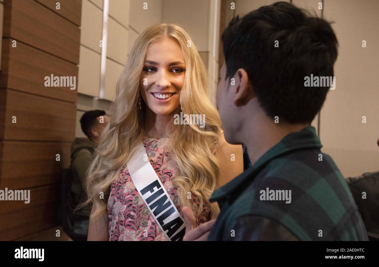 Dezember 5, 2019, Atlanta, GA: Anni HarjunpÅ Å, 23, grüßt Medien am ersten Tag der Vorbereitungen für die Miss Universe Wettbewerb. Sie hadnÃt eingegeben werden, alle Schönheitswettbewerben, bis 2019, als sie gekrönt wurde Miss Finnland früh dieses Jahr. (Bild: © Robin Rayne/ZUMA Draht) Stockfoto