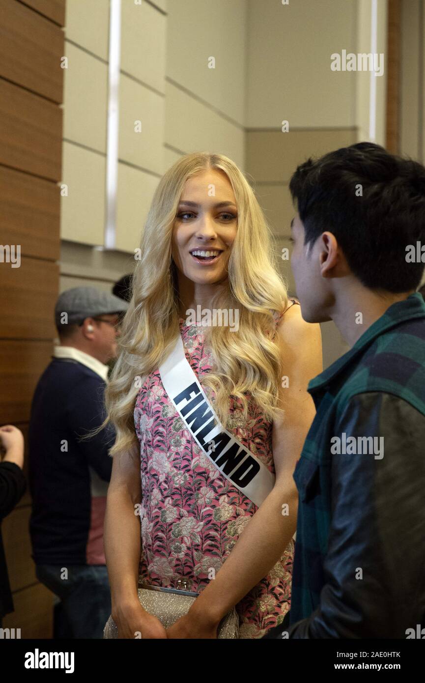 Dezember 5, 2019, Atlanta, GA: Anni HarjunpÅ Å, 23, grüßt Medien am ersten Tag der Vorbereitungen für die Miss Universe Wettbewerb. Sie hadnÃt eingegeben werden, alle Schönheitswettbewerben, bis 2019, als sie gekrönt wurde Miss Finnland früh dieses Jahr. (Bild: © Robin Rayne/ZUMA Draht) Stockfoto