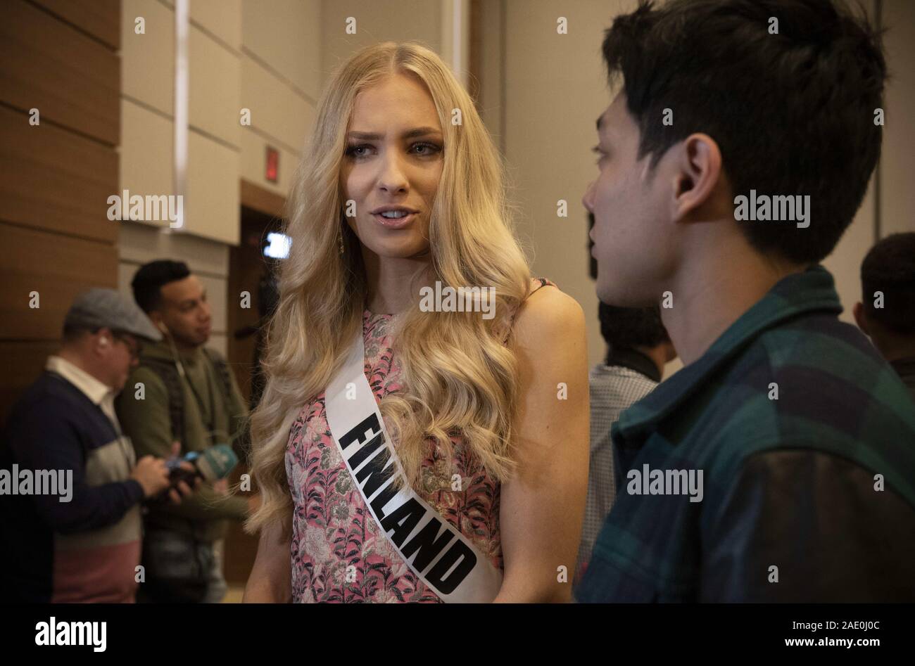 Dezember 5, 2019, Atlanta, GA: Anni HarjunpÅ Å, 23, grüßt Medien am ersten Tag der Vorbereitungen für die Miss Universe Wettbewerb. Sie hadnÃt eingegeben werden, alle Schönheitswettbewerben, bis 2019, als sie gekrönt wurde Miss Finnland früh dieses Jahr. (Bild: © Robin Rayne/ZUMA Draht) Stockfoto