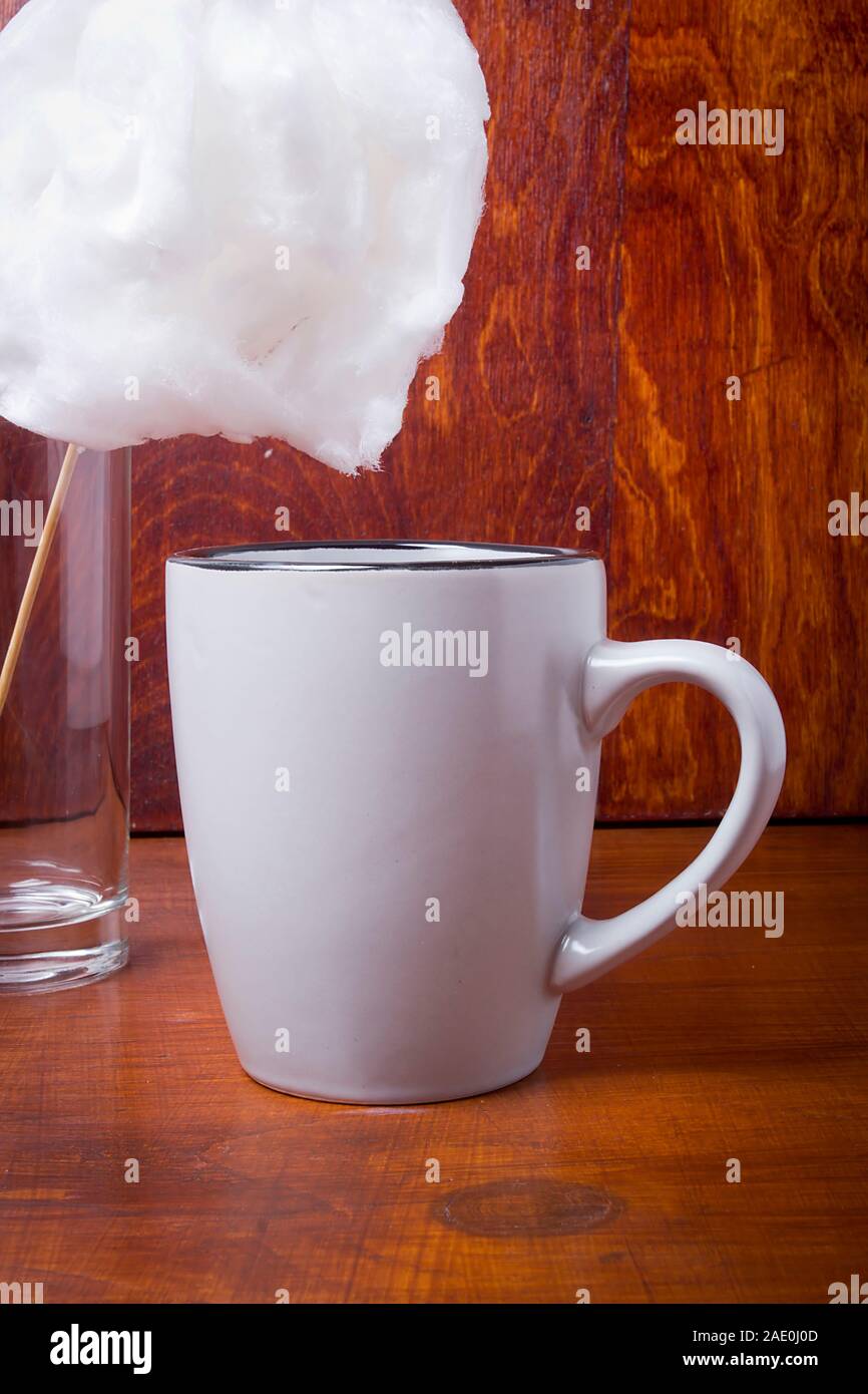 Zuckerwatte und Tasse mit Kakao auf einen hölzernen Tisch Stockfoto