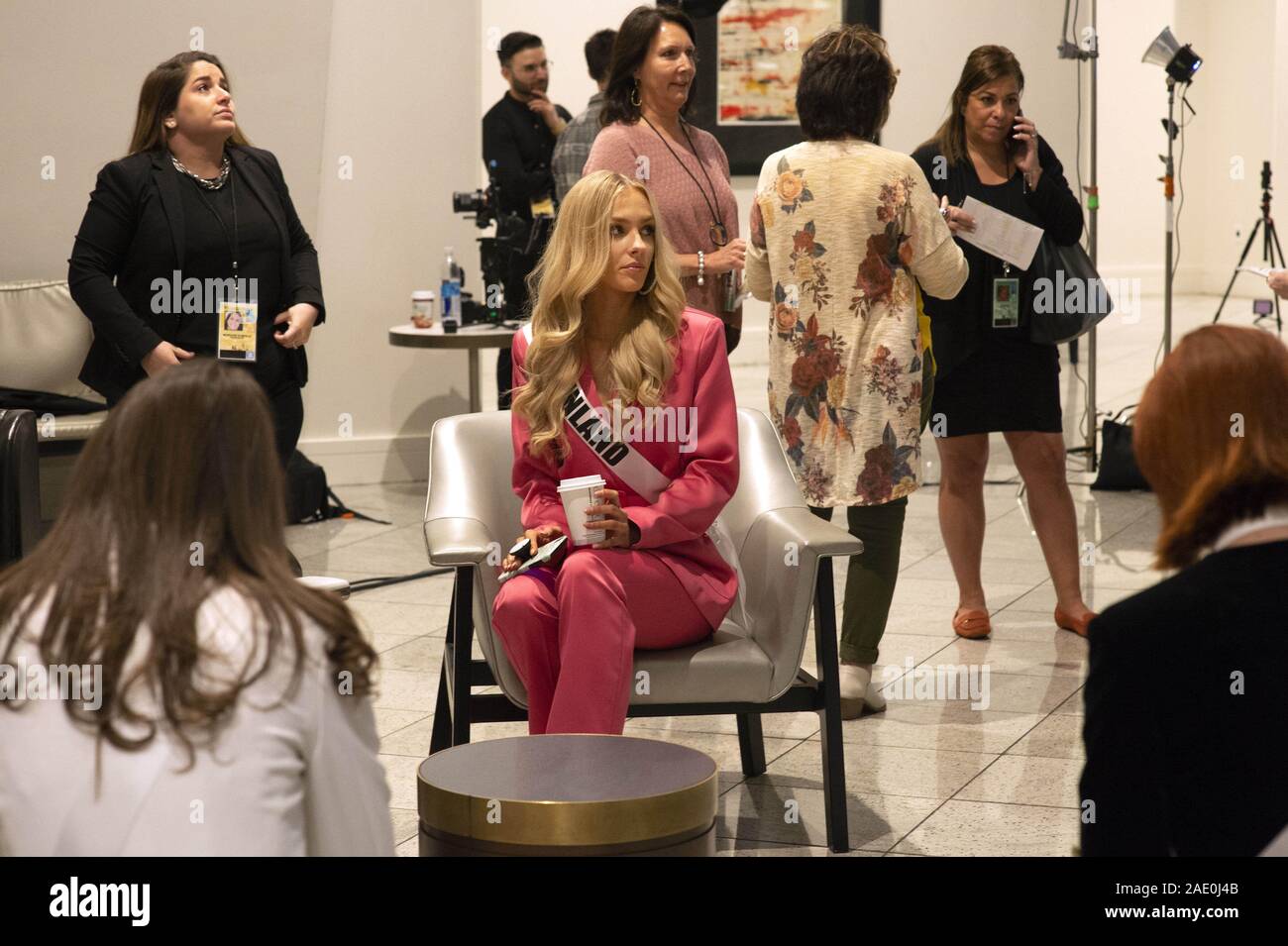 Dezember 5, 2019, Atlanta, GA: Anni HarjunpÅ Å, 23, grüßt Medien am ersten Tag der Vorbereitungen für die Miss Universe Wettbewerb. Sie hadnÃt eingegeben werden, alle Schönheitswettbewerben, bis 2019, als sie gekrönt wurde Miss Finnland früh dieses Jahr. . Im Bild: Anni wartet auf Ihr Interview mit Richter (Credit Bild: © Robin Rayne/ZUMA Draht) Stockfoto