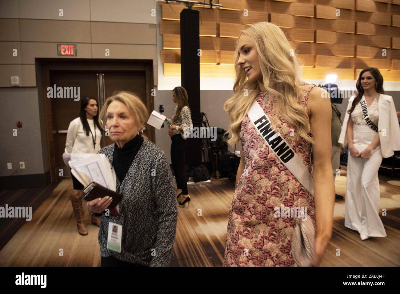 Dezember 5, 2019, Atlanta, GA: Anni HarjunpÅ Å, 23, grüßt Medien am ersten Tag der Vorbereitungen für die Miss Universe Wettbewerb. Sie hadnÃt eingegeben werden, alle Schönheitswettbewerben, bis 2019, als sie gekrönt wurde Miss Finnland früh dieses Jahr. . Im Bild: Anni wird durch Ihre contest Manager zurück zu ihrem Zimmer begleitet nach einem Treffen mit Medien, für Treffen mit Richter vorzubereiten. (Bild: © Robin Rayne/ZUMA Draht) Stockfoto
