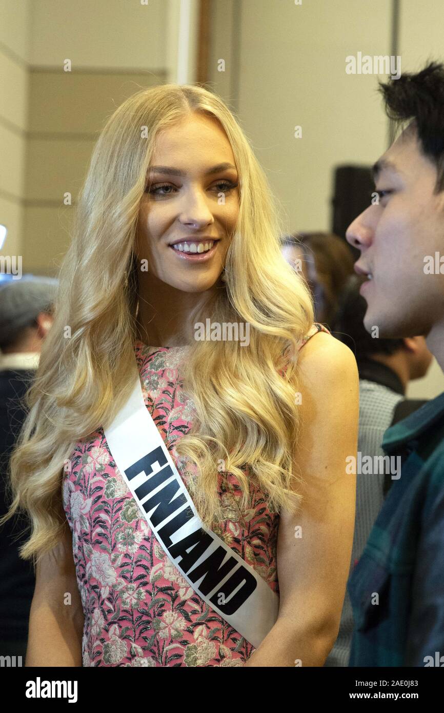 Dezember 5, 2019, Atlanta, GA: Anni HarjunpÅ Å, 23, grüßt Medien am ersten Tag der Vorbereitungen für die Miss Universe Wettbewerb. Sie hadnÃt eingegeben werden, alle Schönheitswettbewerben, bis 2019, als sie gekrönt wurde Miss Finnland früh dieses Jahr. (Bild: © Robin Rayne/ZUMA Draht) Stockfoto