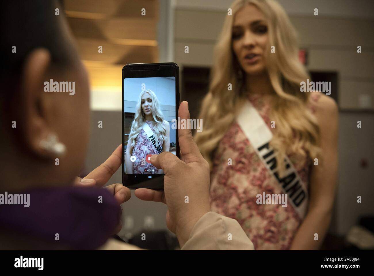 Dezember 5, 2019, Atlanta, GA: Anni HarjunpÅ Å, 23, grüßt Medien am ersten Tag der Vorbereitungen für die Miss Universe Wettbewerb. Sie hadnÃt eingegeben werden, alle Schönheitswettbewerben, bis 2019, als sie gekrönt wurde Miss Finnland früh dieses Jahr. (Bild: © Robin Rayne/ZUMA Draht) Stockfoto