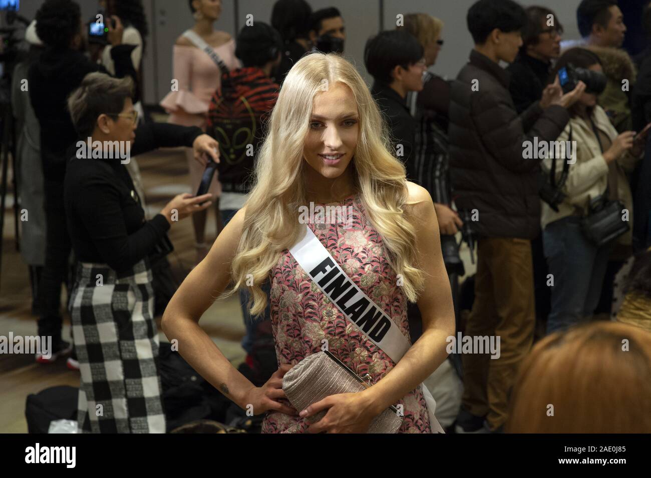 Dezember 5, 2019, Atlanta, GA: Anni HarjunpÅ Å, 23, grüßt Medien am ersten Tag der Vorbereitungen für die Miss Universe Wettbewerb. Sie hadnÃt eingegeben werden, alle Schönheitswettbewerben, bis 2019, als sie gekrönt wurde Miss Finnland früh dieses Jahr. (Bild: © Robin Rayne/ZUMA Draht) Stockfoto
