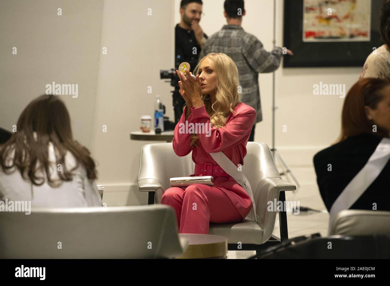 Dezember 5, 2019, Atlanta, GA: Anni HarjunpÅ Å, 23, grüßt Medien am ersten Tag der Vorbereitungen für die Miss Universe Wettbewerb. Sie hadnÃt eingegeben werden, alle Schönheitswettbewerben, bis 2019, als sie gekrönt wurde Miss Finnland früh dieses Jahr. . Im Bild: Anni wartet auf Ihr Interview mit Richter (Credit Bild: © Robin Rayne/ZUMA Draht) Stockfoto