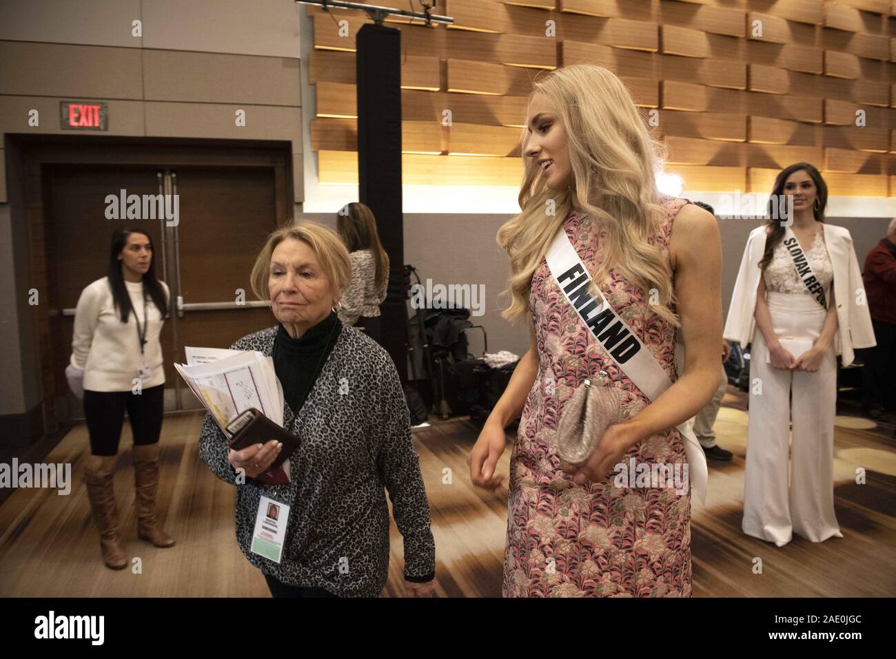 Dezember 5, 2019, Atlanta, GA: Anni HarjunpÅ Å, 23, grüßt Medien am ersten Tag der Vorbereitungen für die Miss Universe Wettbewerb. Sie hadnÃt eingegeben werden, alle Schönheitswettbewerben, bis 2019, als sie gekrönt wurde Miss Finnland früh dieses Jahr. . Im Bild: Anni wird durch Ihre contest Manager zurück zu ihrem Zimmer begleitet nach einem Treffen mit Medien, für Treffen mit Richter vorzubereiten. (Bild: © Robin Rayne/ZUMA Draht) Stockfoto