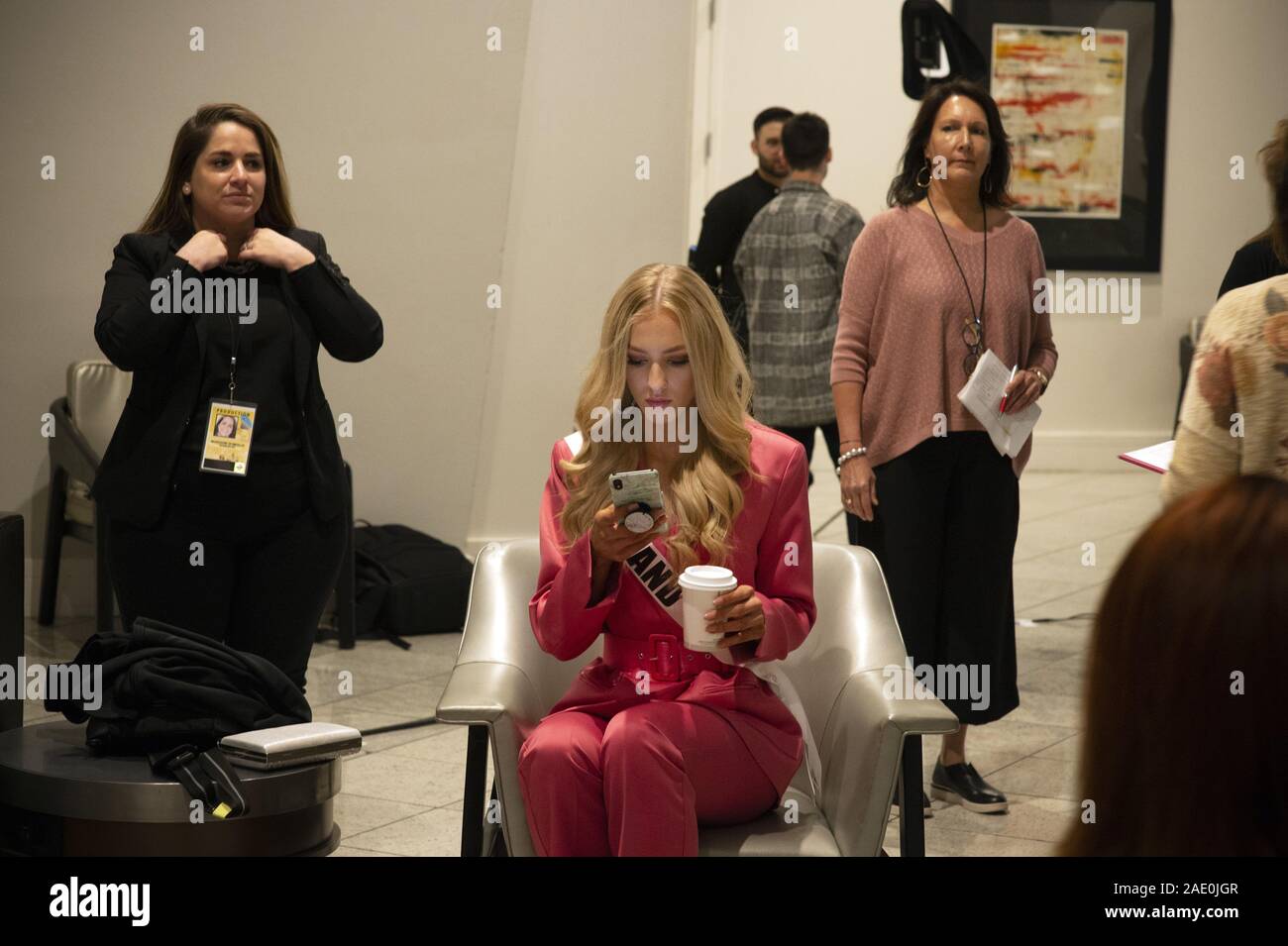 Dezember 5, 2019, Atlanta, GA: Anni HarjunpÅ Å, 23, grüßt Medien am ersten Tag der Vorbereitungen für die Miss Universe Wettbewerb. Sie hadnÃt eingegeben werden, alle Schönheitswettbewerben, bis 2019, als sie gekrönt wurde Miss Finnland früh dieses Jahr. . Im Bild: Anni wartet auf Ihr Interview mit Richter (Credit Bild: © Robin Rayne/ZUMA Draht) Stockfoto