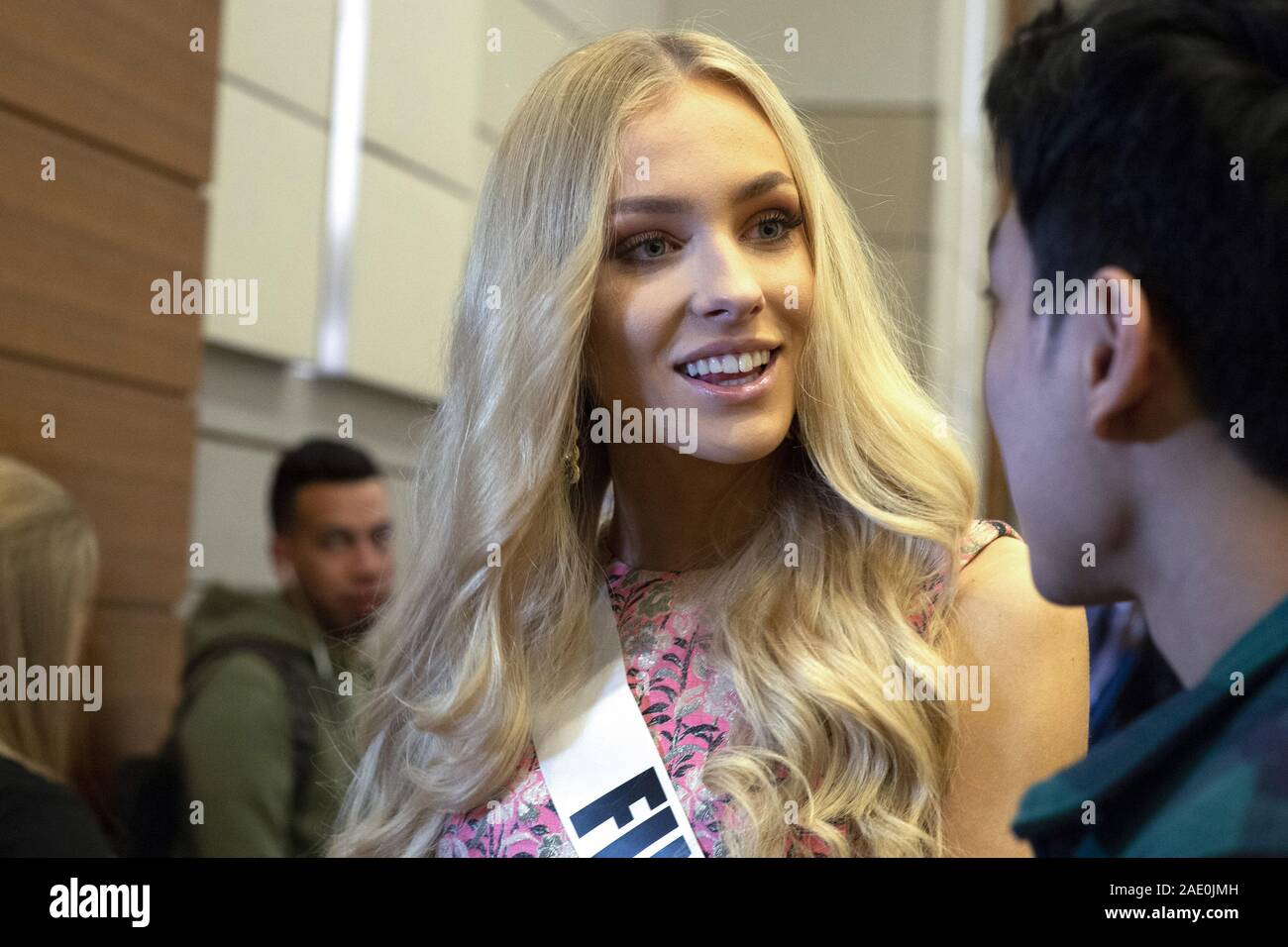 Dezember 5, 2019, Atlanta, GA: Anni HarjunpÅ Å, 23, grüßt Medien am ersten Tag der Vorbereitungen für die Miss Universe Wettbewerb. Sie hadnÃt eingegeben werden, alle Schönheitswettbewerben, bis 2019, als sie gekrönt wurde Miss Finnland früh dieses Jahr. (Bild: © Robin Rayne/ZUMA Draht) Stockfoto