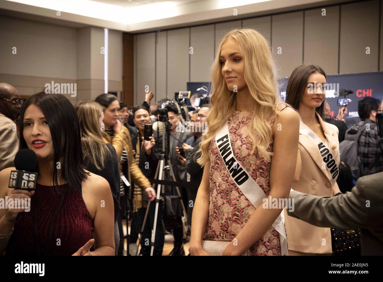 Dezember 5, 2019, Atlanta, GA: Anni HarjunpÅ Å, 23, grüßt Medien am ersten Tag der Vorbereitungen für die Miss Universe Wettbewerb. Sie hadnÃt eingegeben werden, alle Schönheitswettbewerben, bis 2019, als sie gekrönt wurde Miss Finnland früh dieses Jahr. Im Bild:. Anni wartet auf Fernsehen Reporter ihr während Einzelinterviews mit Medien einzuführen. (Bild: © Robin Rayne/ZUMA Draht) Stockfoto