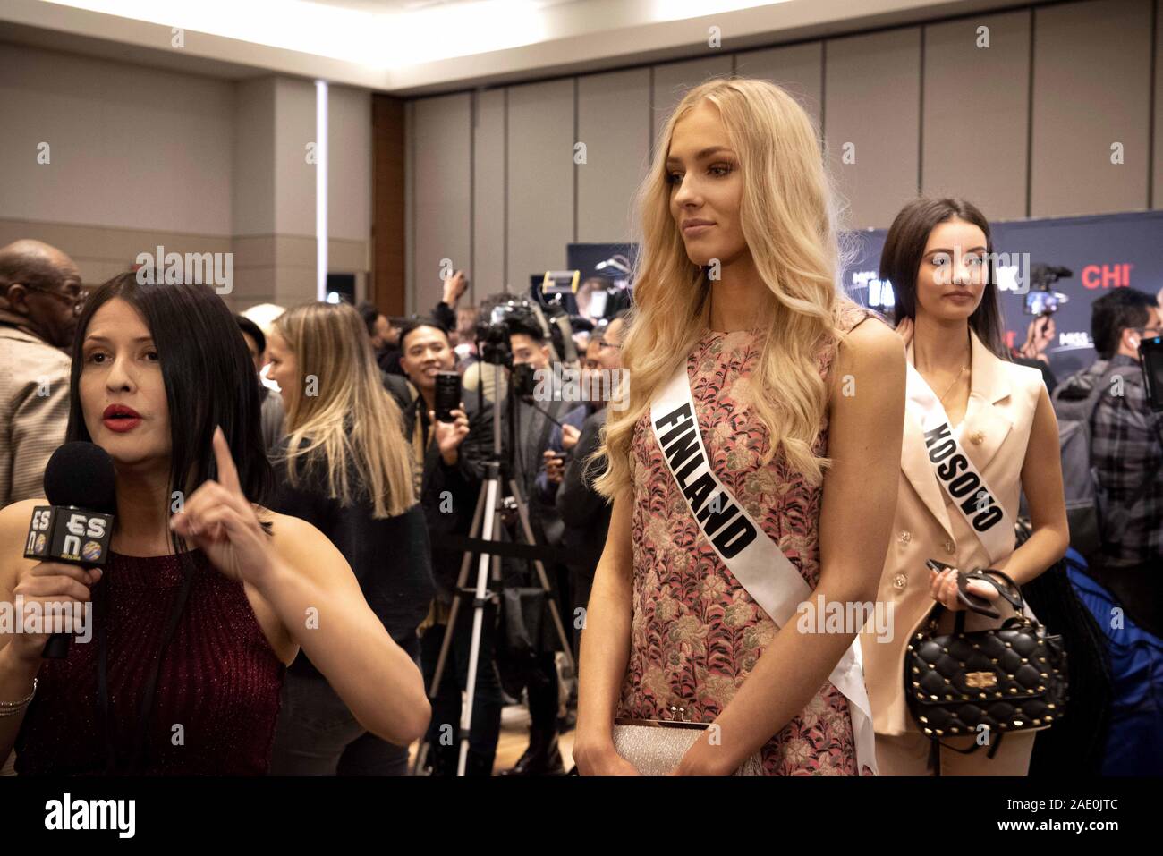 Dezember 5, 2019, Atlanta, GA: Anni HarjunpÅ Å, 23, grüßt Medien am ersten Tag der Vorbereitungen für die Miss Universe Wettbewerb. Sie hadnÃt eingegeben werden, alle Schönheitswettbewerben, bis 2019, als sie gekrönt wurde Miss Finnland früh dieses Jahr. Im Bild:. Anni wartet auf Fernsehen Reporter ihr während Einzelinterviews mit Medien einzuführen. (Bild: © Robin Rayne/ZUMA Draht) Stockfoto