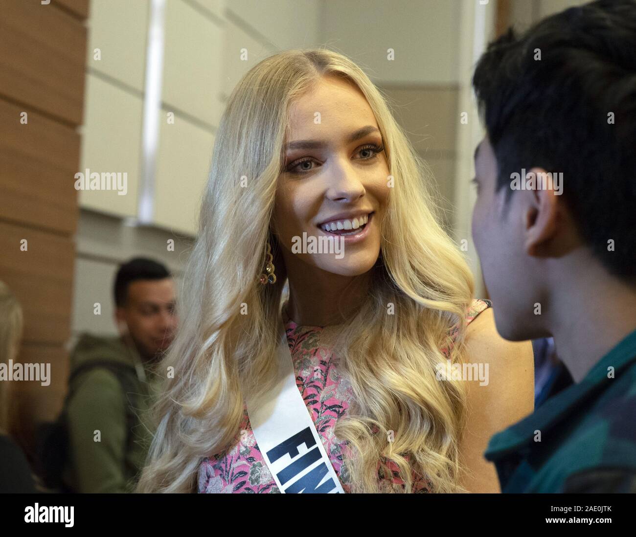 Dezember 5, 2019, Atlanta, GA: Anni HarjunpÅ Å, 23, grüßt Medien am ersten Tag der Vorbereitungen für die Miss Universe Wettbewerb. Sie hadnÃt eingegeben werden, alle Schönheitswettbewerben, bis 2019, als sie gekrönt wurde Miss Finnland früh dieses Jahr. (Bild: © Robin Rayne/ZUMA Draht) Stockfoto