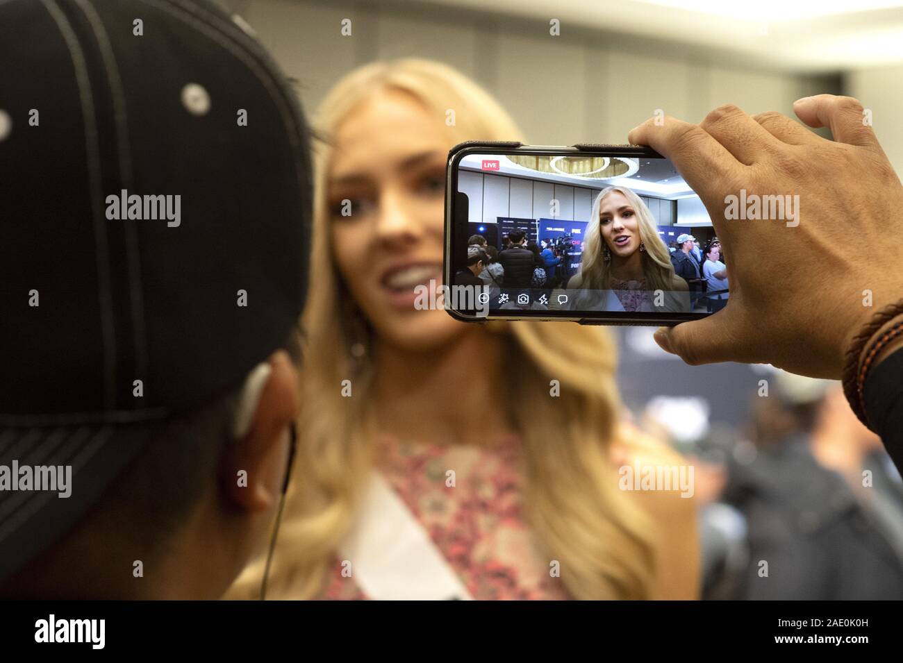 Dezember 5, 2019, Atlanta, GA: Anni HarjunpÅ Å, 23, grüßt Medien am ersten Tag der Vorbereitungen für die Miss Universe Wettbewerb. Sie hadnÃt eingegeben werden, alle Schönheitswettbewerben, bis 2019, als sie gekrönt wurde Miss Finnland früh dieses Jahr. (Bild: © Robin Rayne/ZUMA Draht) Stockfoto