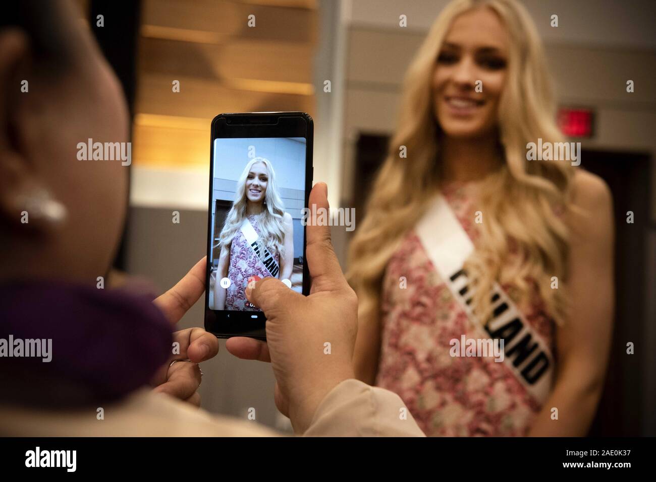 Dezember 5, 2019, Atlanta, GA: Anni HarjunpÅ Å, 23, grüßt Medien am ersten Tag der Vorbereitungen für die Miss Universe Wettbewerb. Sie hadnÃt eingegeben werden, alle Schönheitswettbewerben, bis 2019, als sie gekrönt wurde Miss Finnland früh dieses Jahr. (Bild: © Robin Rayne/ZUMA Draht) Stockfoto