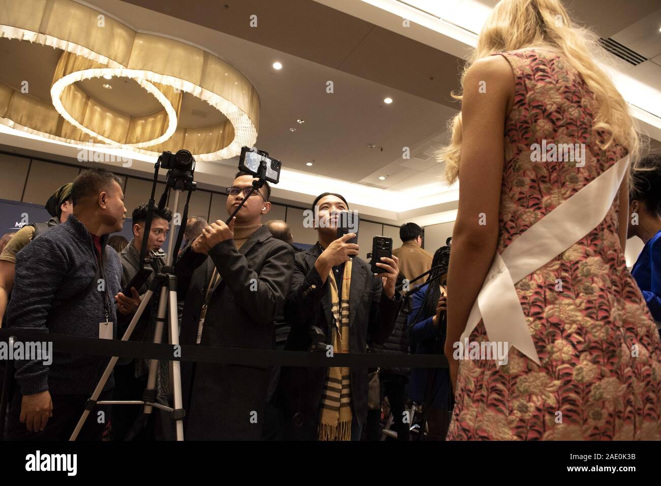 Dezember 5, 2019, Atlanta, GA: Anni HarjunpÅ Å, 23, grüßt Medien am ersten Tag der Vorbereitungen für die Miss Universe Wettbewerb. Sie hadnÃt eingegeben werden, alle Schönheitswettbewerben, bis 2019, als sie gekrönt wurde Miss Finnland früh dieses Jahr. (Bild: © Robin Rayne/ZUMA Draht) Stockfoto