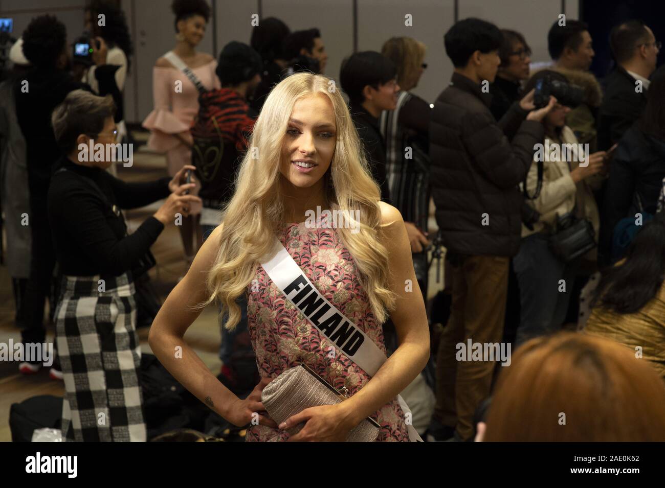 Dezember 5, 2019, Atlanta, Georgia, USA: ANNI HARJUNPAA, 23, grüßt Medien am ersten Tag der Vorbereitungen für die Miss Universe Wettbewerb. Sie hatte keine Schönheitswettbewerben, bis 2019, als sie gekrönt wurde Miss Finnland Anfang dieses Jahres eingetragen. (Bild: © Robin Rayne/ZUMA Draht) Stockfoto