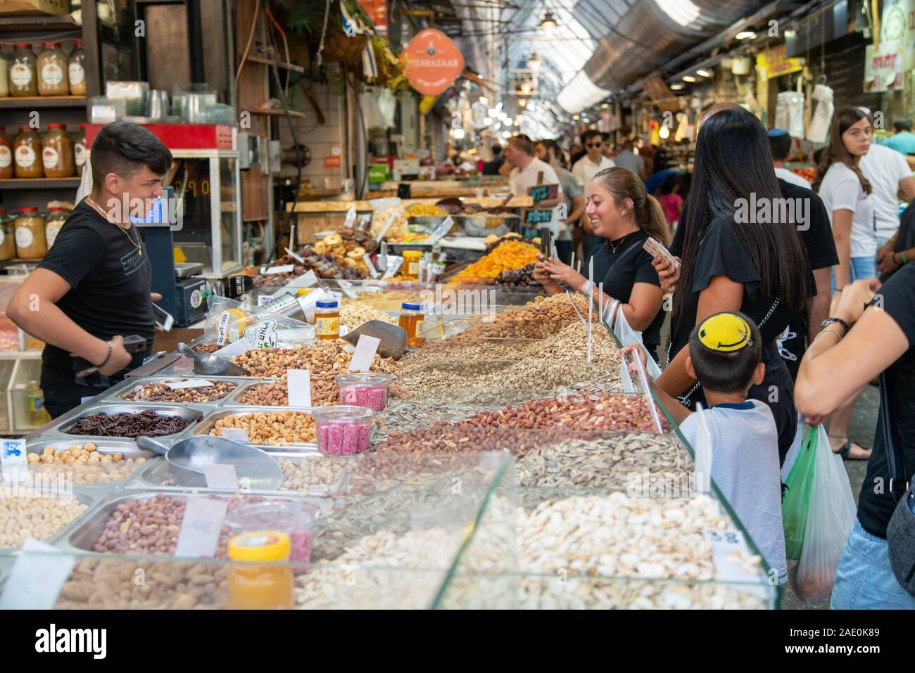 JERUSALEM, ISAREAL: September 2019 - Einheimische und Touristen kaufen Spicies im Jerusalem Markt auf einer anstrengenden Morgen Stockfoto