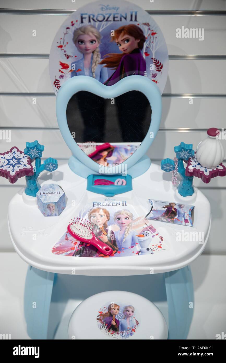 27 November 2019, Bayern, Fürth: Die Schwestern Elsa (r) und Anna, Zeichen  aus dem Disney Film "Die Ice Queen 2' (Originaltitel 'Frozen'), ein  Spielzeug Schminktisch und seine Smoby Zubehör Dekorieren. Das Spielzeug