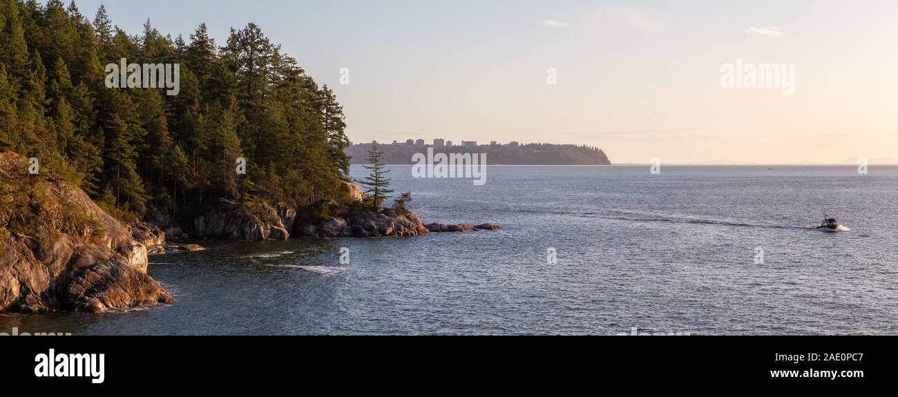 Panoramablick auf felsigen Küste im Lighthouse Park, West Vancouver, British Columbia, Kanada, mit UBC im Hintergrund. Während ein bewölkter Sonnenuntergang genommen. Stockfoto