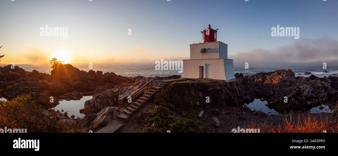 Schöner Panoramablick auf den Leuchtturm auf der felsigen Pazifik Küste während einer farbenfrohen Sonnenaufgang. Auf Wild Pacific Trail in Ucluelet, Stockfoto