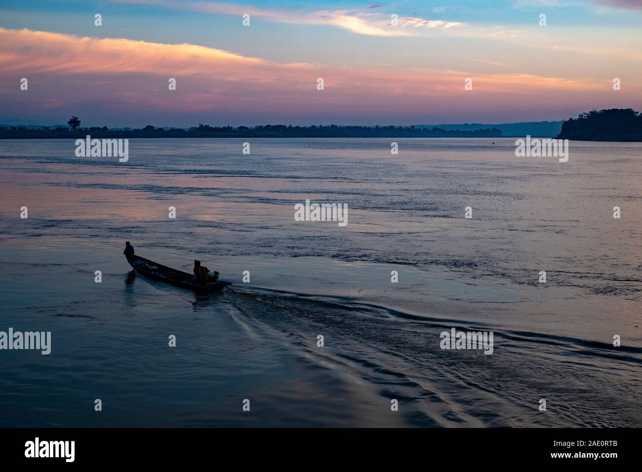 River Boat Cruises auf dem Chindwin Fluss in Richtung Ufer, Sonnenuntergang Ansätze im Nordwesten Myanmar (Birma) Stockfoto