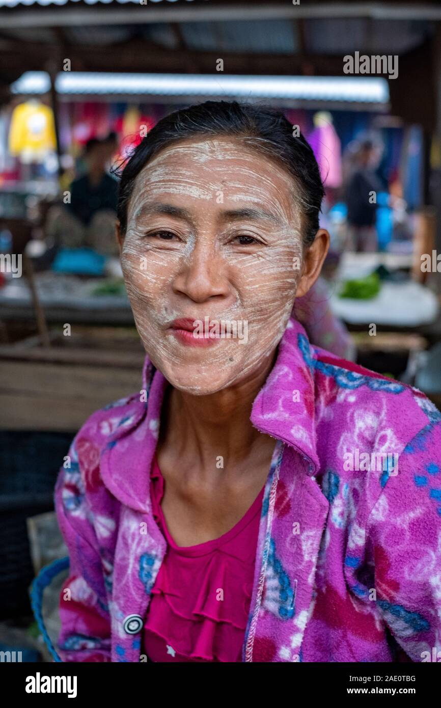 Porträt eines Erwachsenen burmesischen Frau in einem hellen rosa Bluse mit dunklen Haaren und mit dem Gesicht in Pulverform mit thanaka, einem lokalen Kosmetik & Sonnenschutz Stockfoto