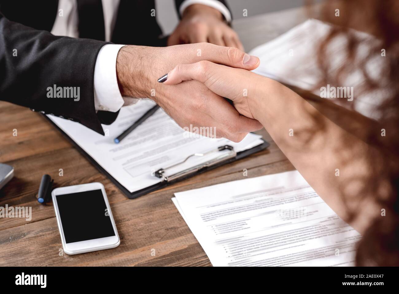 Job Interview. Arbeitgeber Händeschütteln mit Kandidaten im Büro close-up Stockfoto