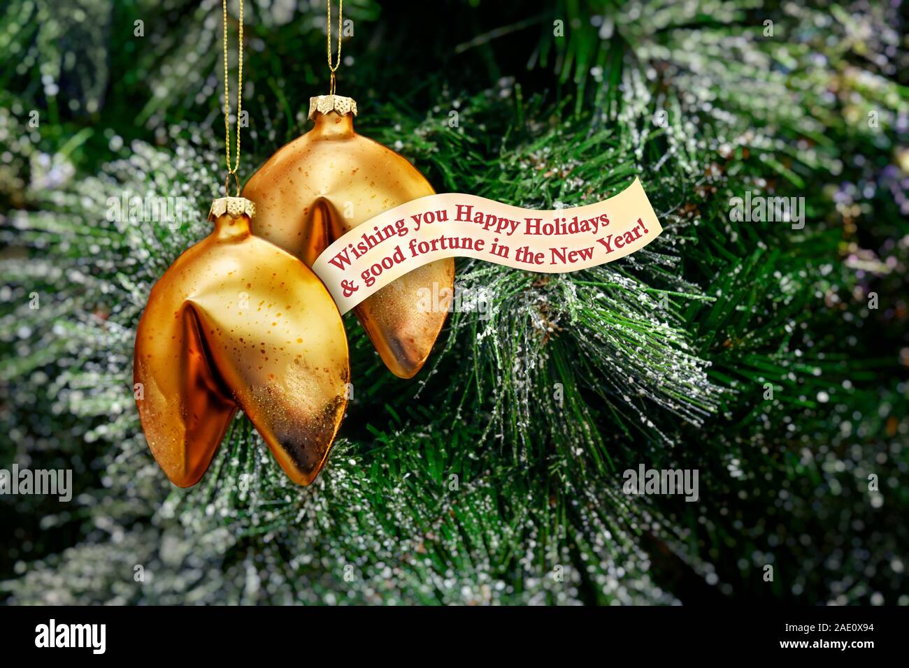 Zwei chinesischen Glückskeks Weihnachtsverzierungen hängend an einer Tanne Stockfoto