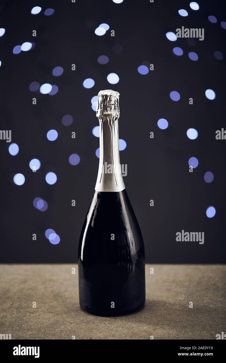 Eine Flasche Sekt mit unscharfen Weihnachtsbeleuchtung Stockfoto