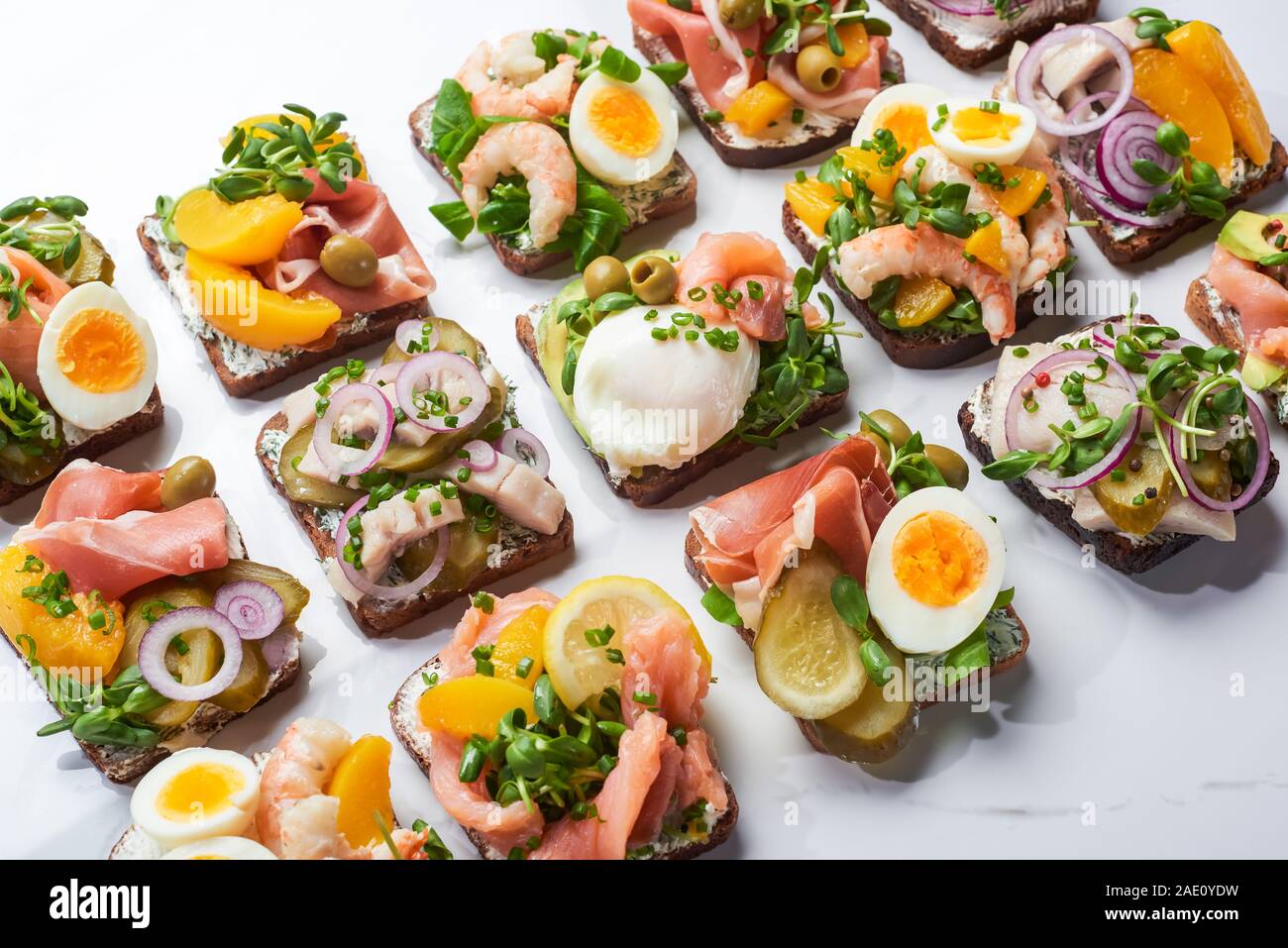 Dänische smorrebrod Sandwiches auf weißem Marmor Oberfläche Stockfoto