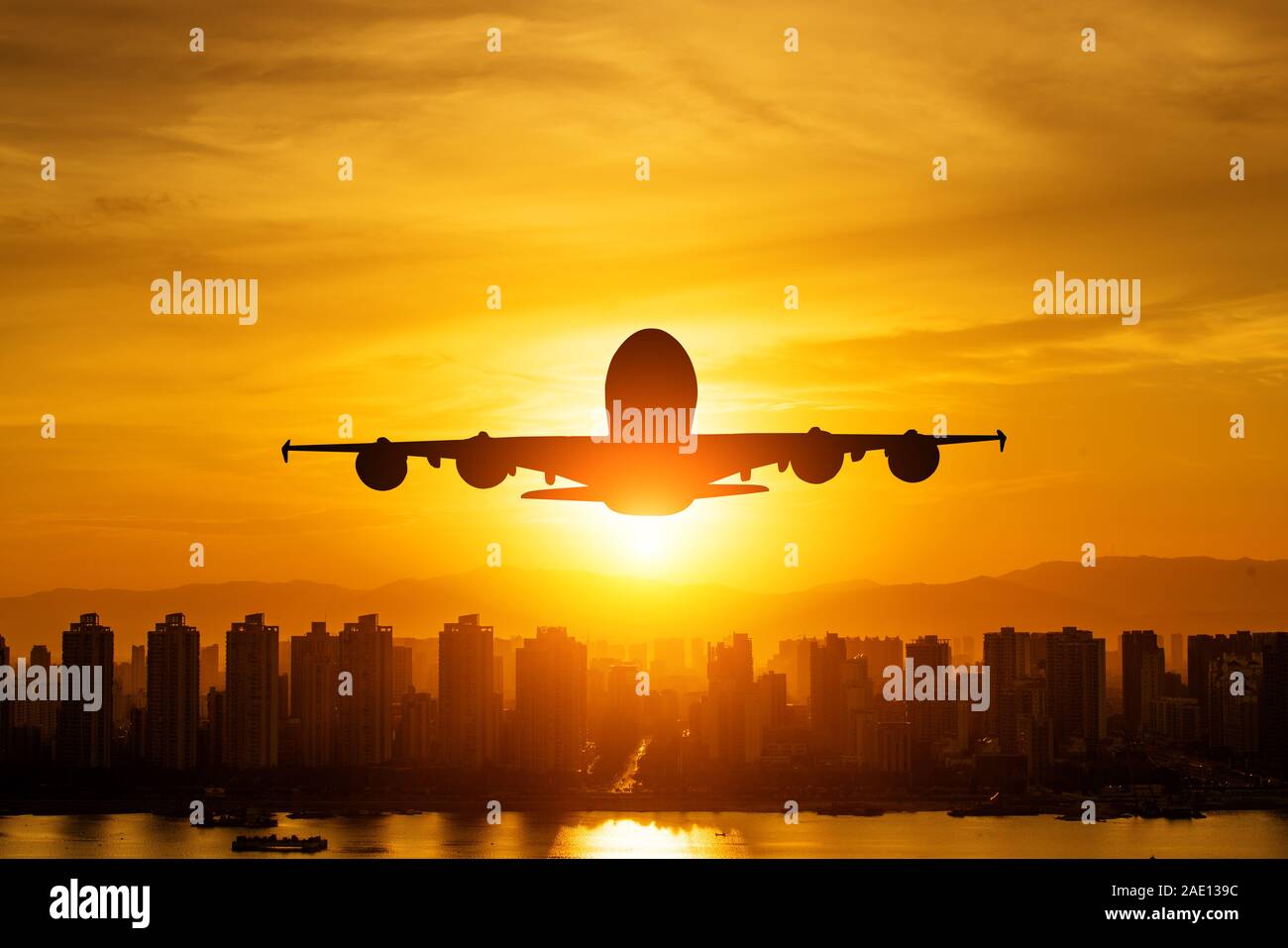 Passagierflugzeug landet bei einem wunderschönen Sonnenaufgang. Stockfoto