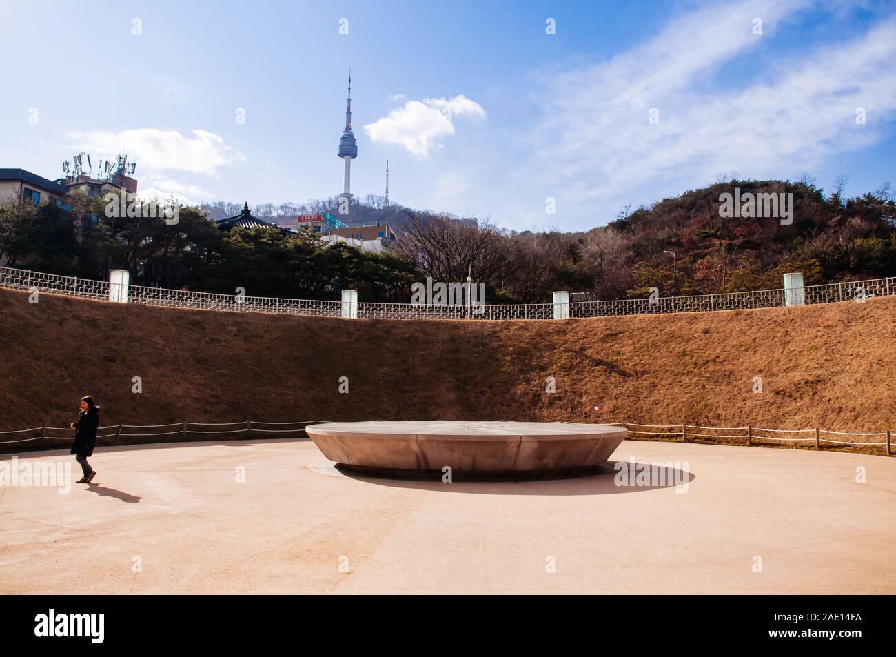 DEC 16, 2016 in Seoul, Südkorea - N Seoul Tower oder Namsan Tower und Seoul 1000 Jahre Time Capsule Park in der Nähe der Namsan Hanok historische Dorf Stockfoto