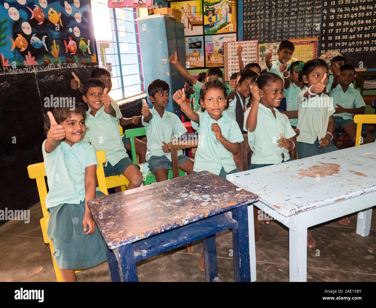 PUDUCHERRY, Indien - Dezember Circa, 2018. Nicht identifizierte glücklich beste Kinder Mädchen Freunde, Klassenkameraden in der Schule Klassenzimmer Uniformen lächelnd Sh Stockfoto