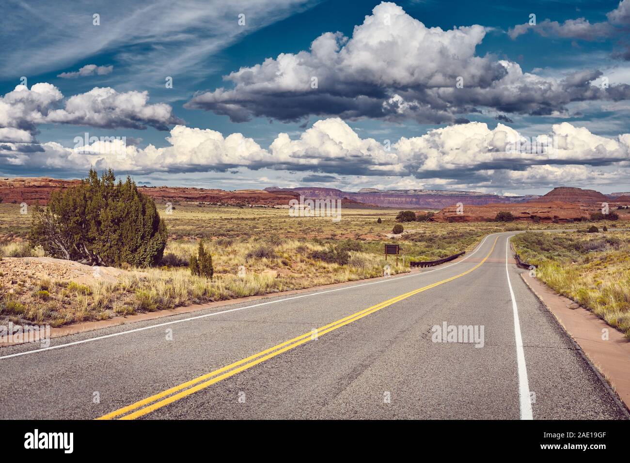 Farbe getonte Bild einer malerischen Straße, Utah, USA. Stockfoto