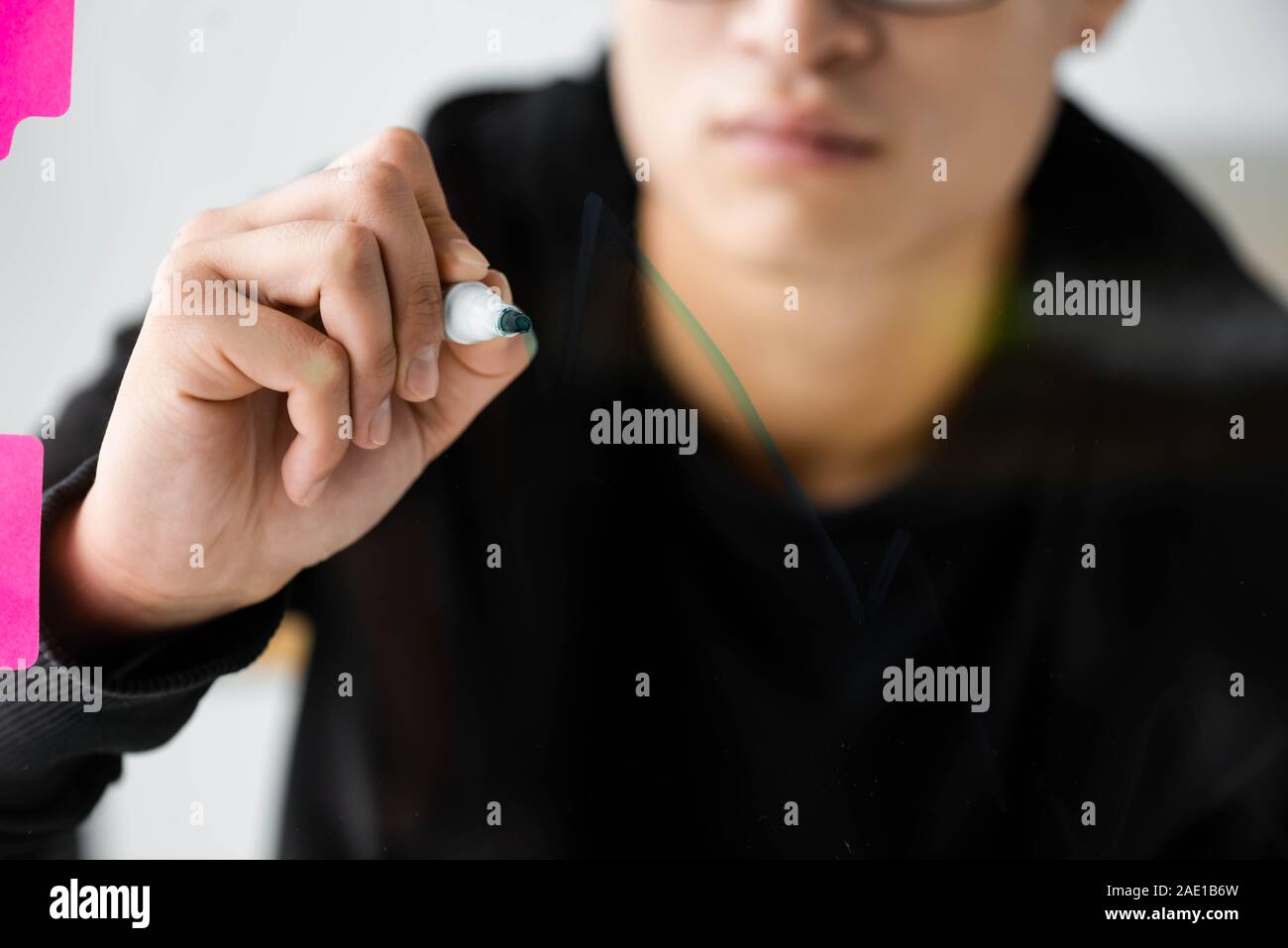 7/8-Ansicht von seo manager Malerei Pfeil auf Glas Stockfoto