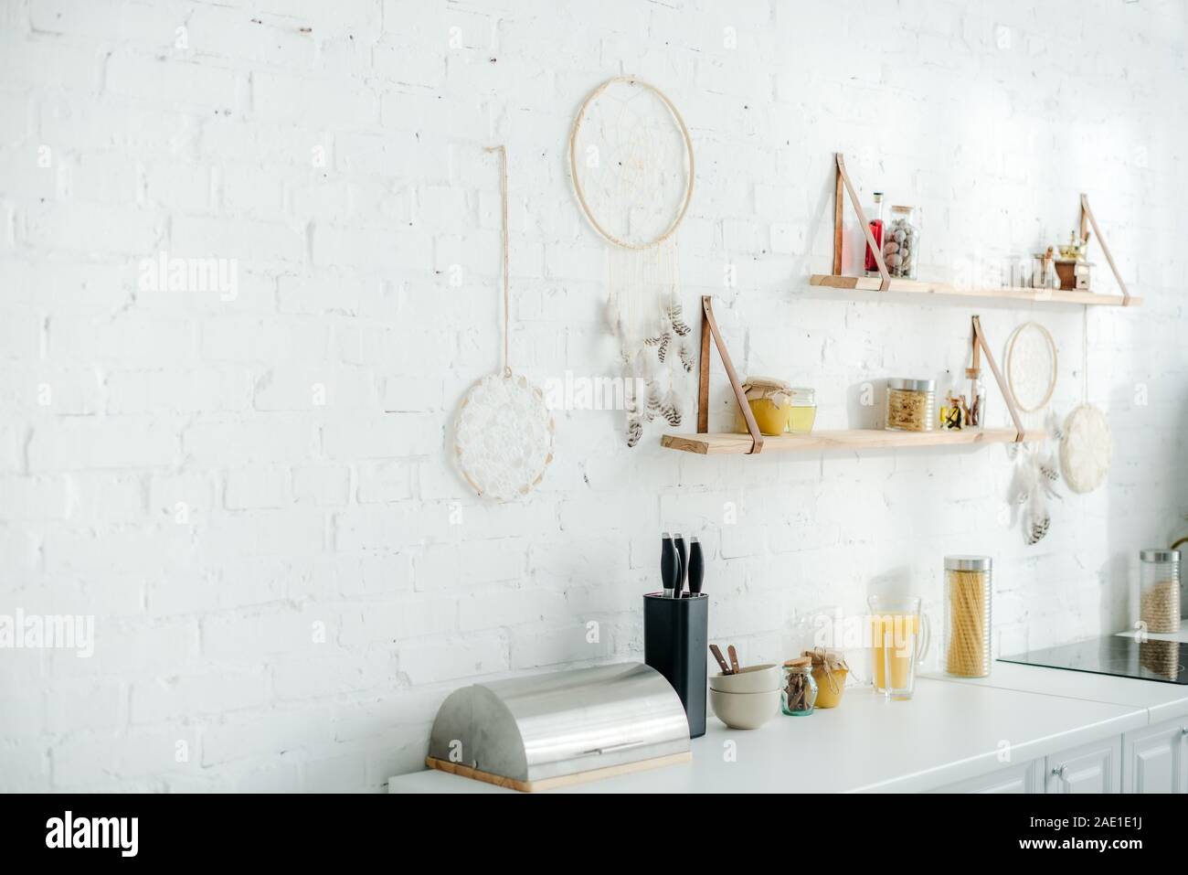 Dream Catcher und Holzregale mit Gläser auf weiße Wand in der Küche Stockfoto