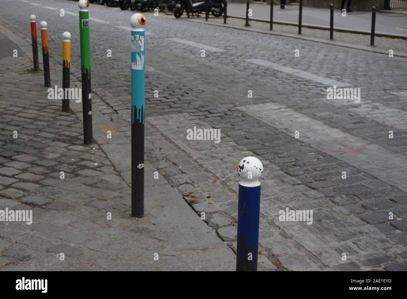 Unterhaltsame art der Verzierung Metall Stangen von einem gepflasterten Straße in Paris, Frankreich Stockfoto