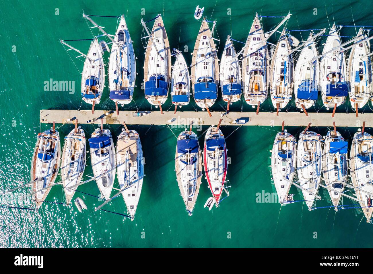 Antenne overhead Blick auf Yachten in der Marina in der Stadt von Vodice, Adria in Kroatien Stockfoto