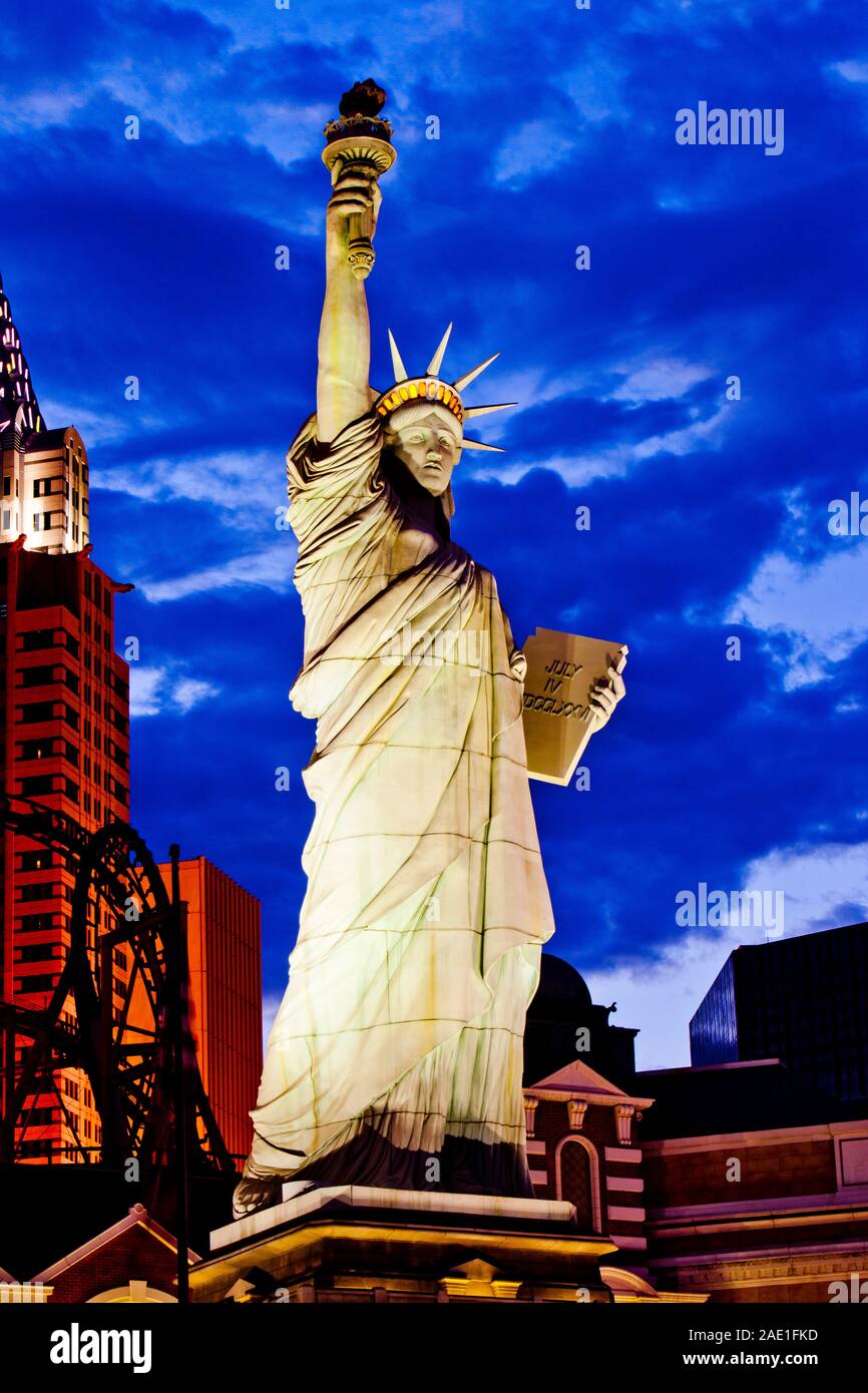 Las Vegas Strip im Paradies, Nevada, USA: 2011. Low Angle View der Nachbildung der Freiheitsstatue in Las Vegas während trübe Dämmerung Himmel, New York-New York Stockfoto
