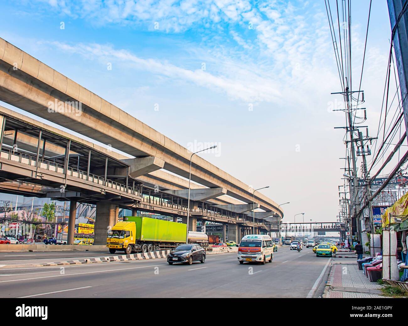 Viele Autos auf der Straße und Sky Schienen an Kanchanaphisek Road, Central West Gate, Pusan in Thailand. Januar 7, 2019 Stockfoto