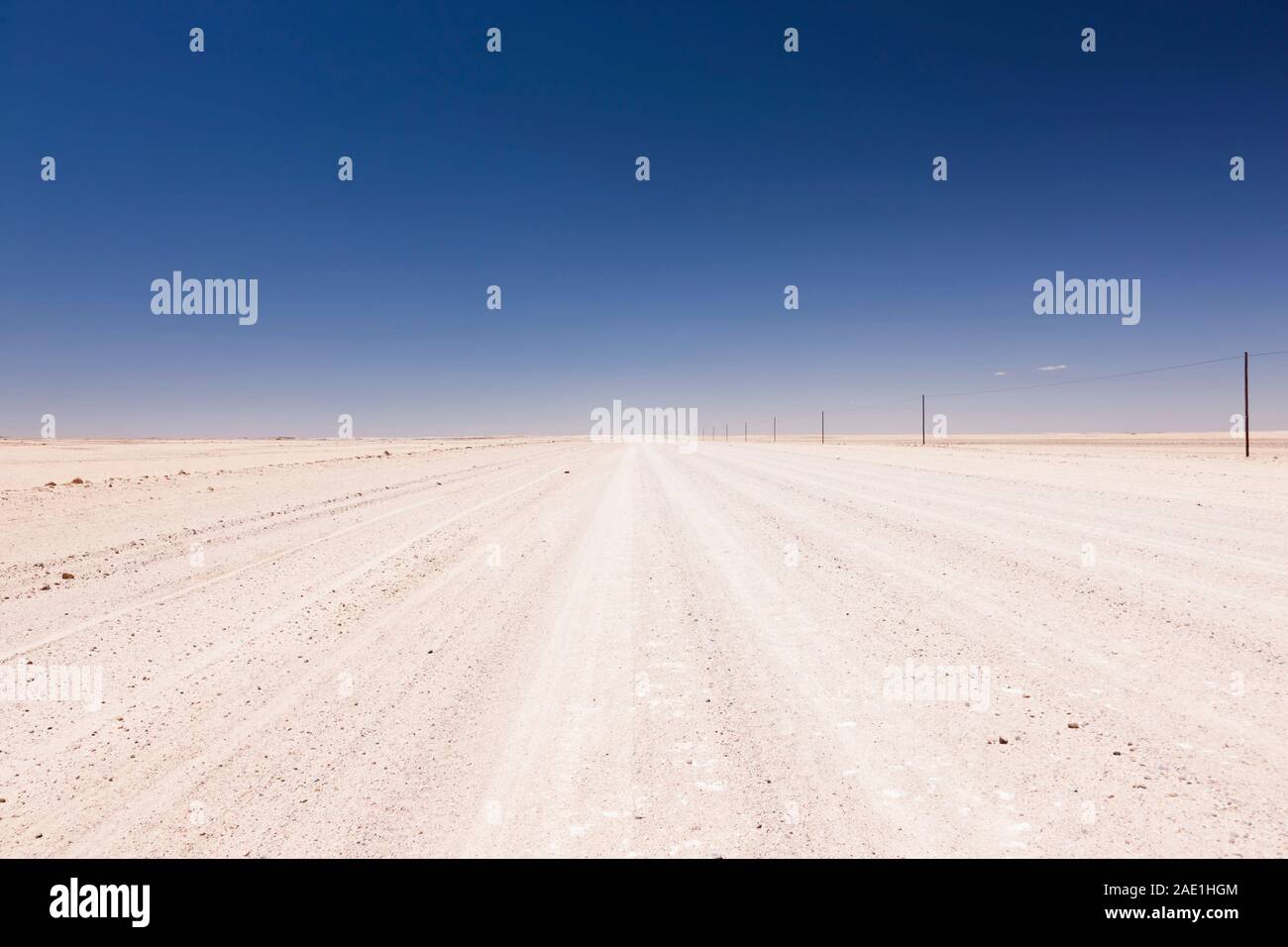 Weiße Schotterstraße C35, von der Küste zu UIs, Namib Wüste, Namibia, Südafrika, Afrika Stockfoto