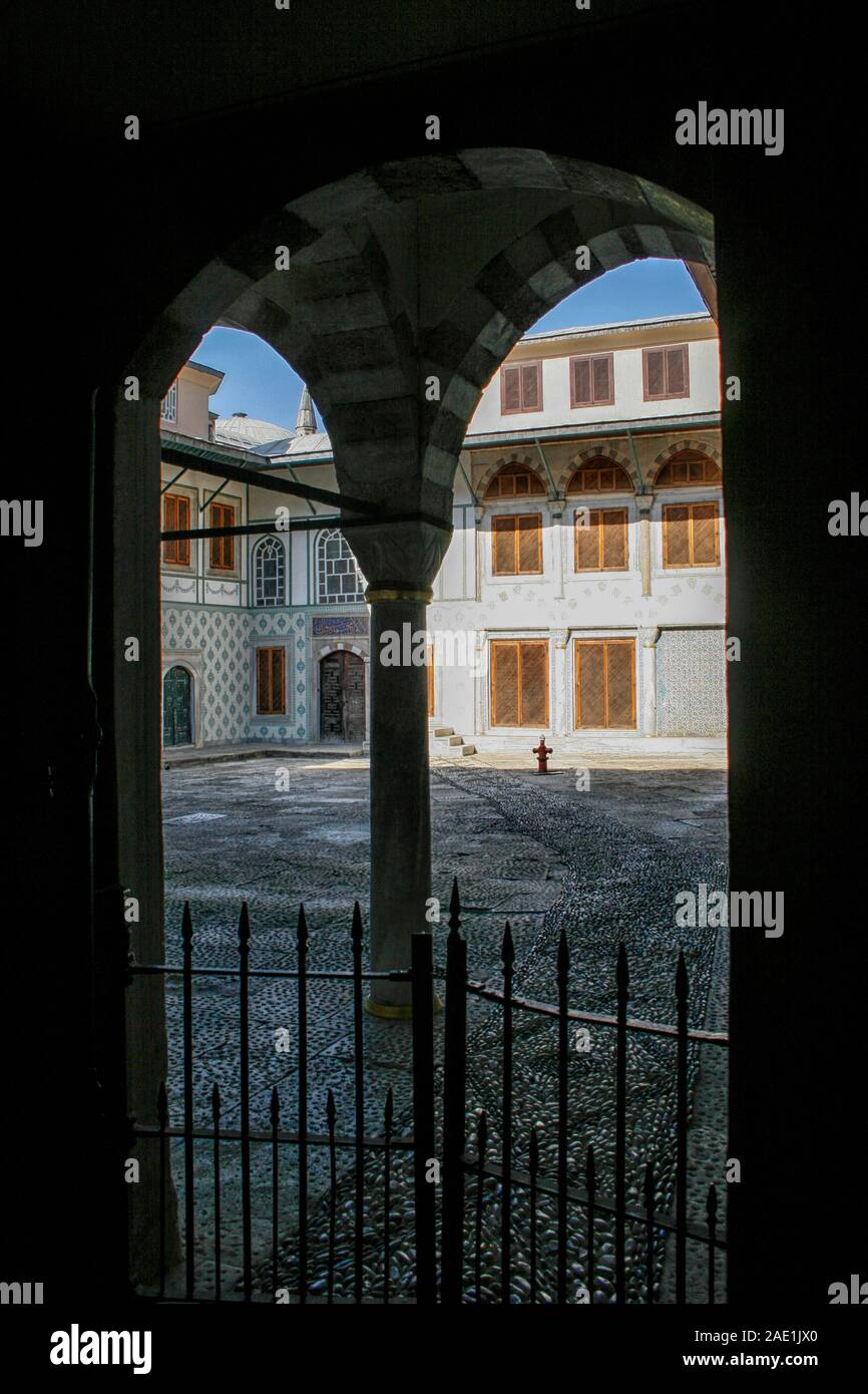 Innenhof an der Topkapi Palast Istanbul, Istanbul, Türkei. Topkapi Palast war die Residenz der osmanischen Sultane für ca. 400 Jahre Stockfoto