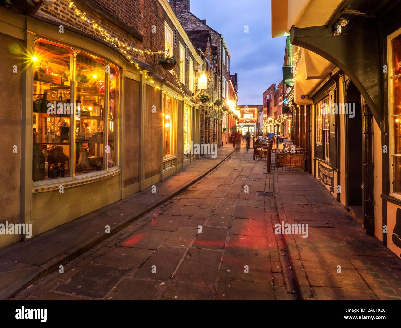 Wenig Stonegate bei Dämmerung an Weihnachten Stadt York Yorkshire England Stockfoto