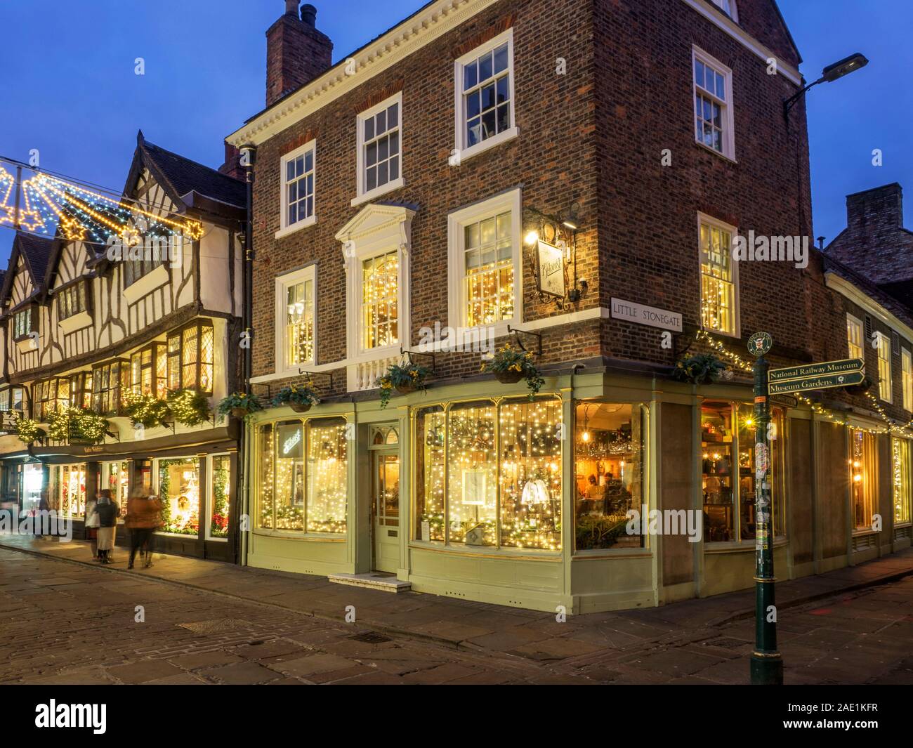 Stonegate Stonegate und wenig in der Dämmerung an Weihnachten Stadt York Yorkshire England Stockfoto