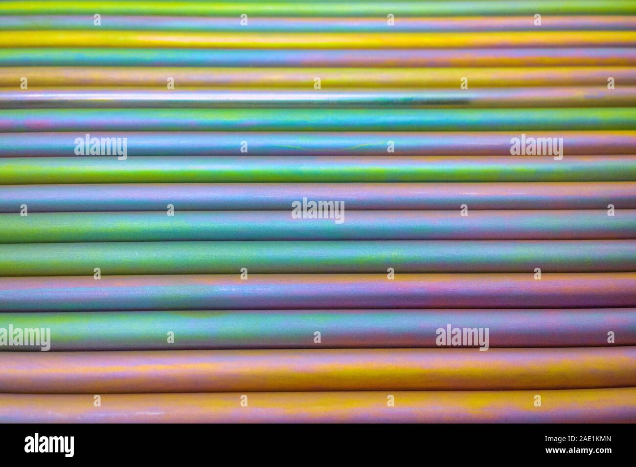 Eine abstrakte Linien Hintergrund der bunten Kadmium beschichteter Stahl Bars. Industrial Grade chemischen Schutzanstrich für Metallteile. Stockfoto