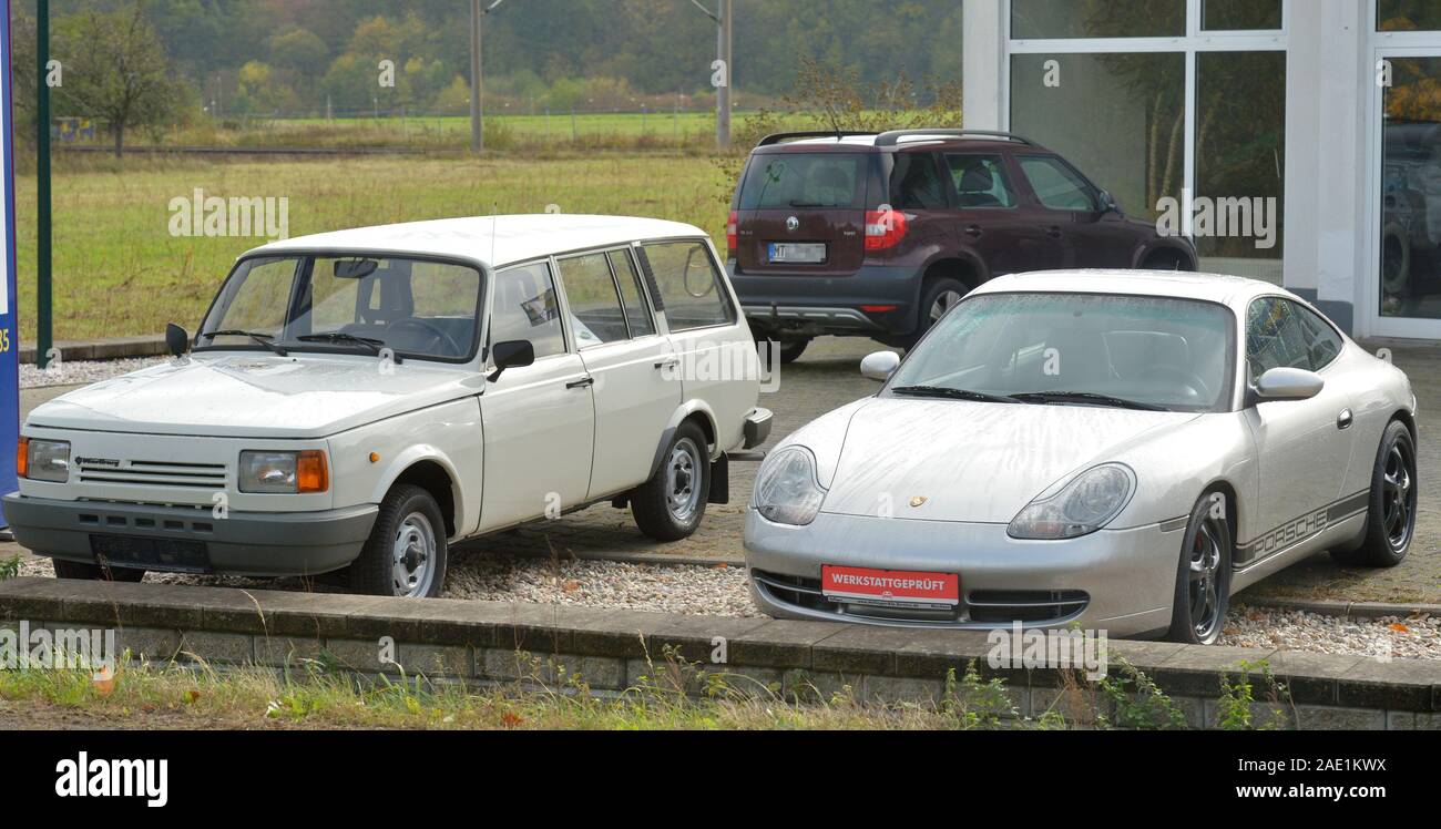 Leipzig, Deutschland. 10 Sep, 2019. Ein Wartburg und ein Porsche stehen Seite an Seite als Gebrauchtwagen im Autohaus in Machern, Sachsen. Credit: Volkmar Heinz/dpa-Zentralbild/ZB/dpa/Alamy leben Nachrichten Stockfoto