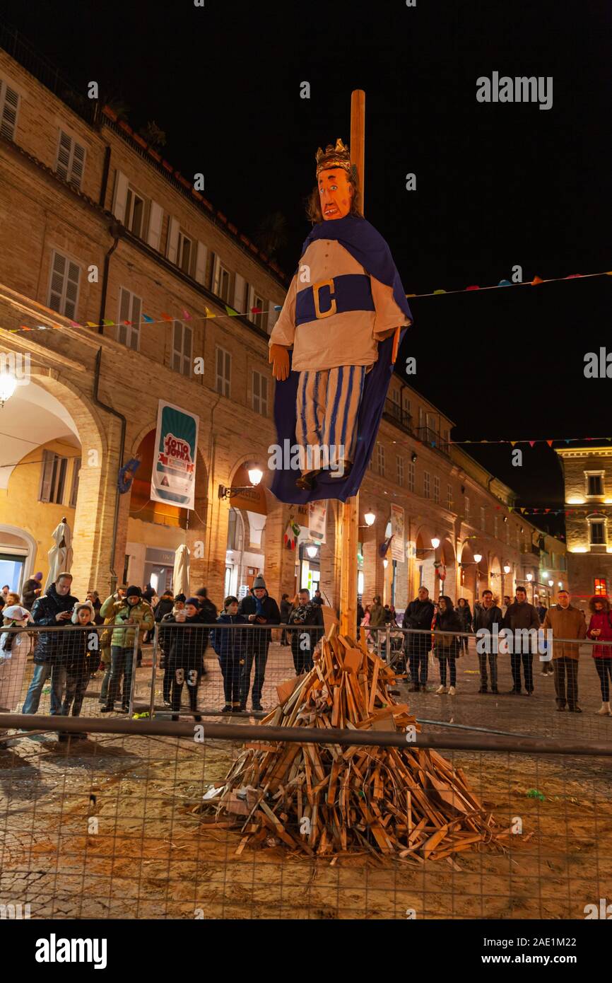 Fermo, Italien - Februar 9, 2016: Ritual Performance mit dem Verbrennen des Königs Puppe in Fermo, Italien. Normale Leute warten, bis das Lagerfeuer auf dem Ni Stockfoto