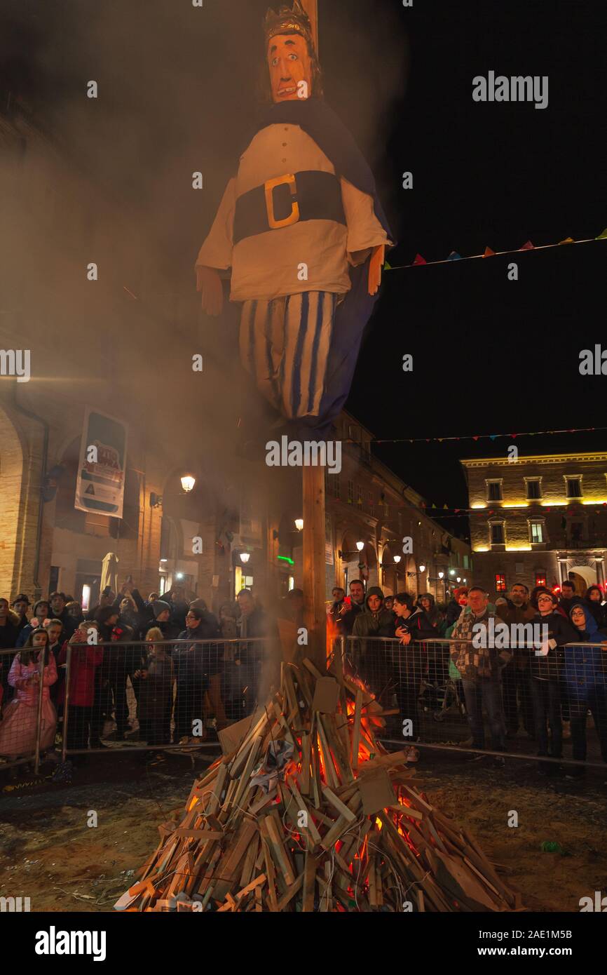 Fermo, Italien - Februar 9, 2016: Ritual Performance mit dem Verbrennen des Königs Puppe in Fermo, Italien. Gewöhnliche Leute beobachten, die das Lagerfeuer bei Nacht Stockfoto