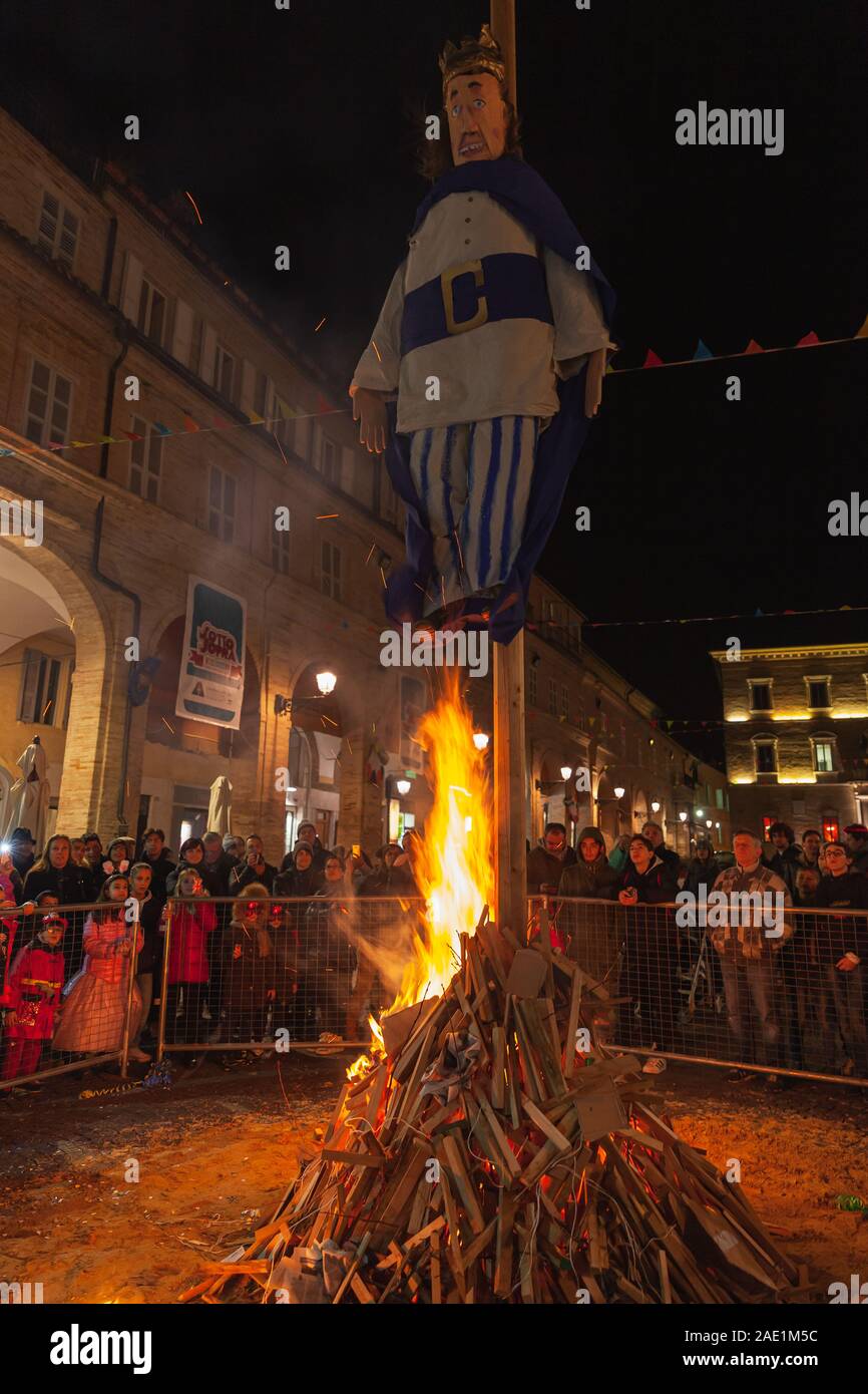 Fermo, Italien - Februar 9, 2016: Ritual Performance mit dem Verbrennen des Königs Puppe in Fermo, Italien. Die Menschen sehen das Lagerfeuer bei Nacht Stockfoto